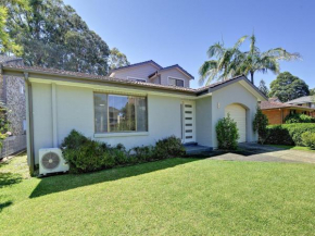 Beach House 8 Mistral Close large house with aircon Shoal Bay